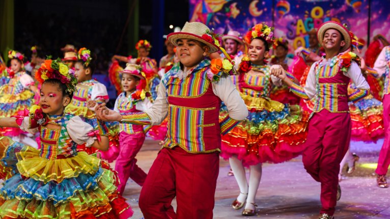 São João de Fortaleza 2026 chega à grande final com 18 quadrilhas, atrações musicais e programação d